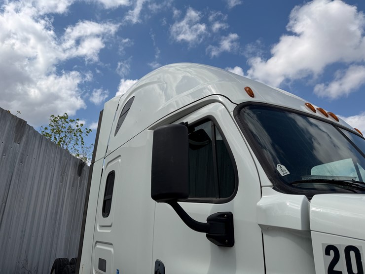 2018-freightliner-122sd-image-45