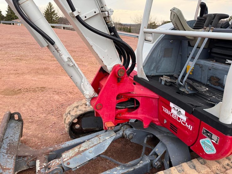 takeuchi-tb235-2-image-24