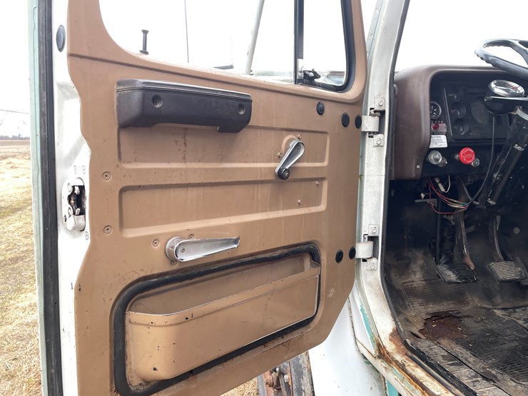 #113-•-1982-international-1754-single-axle-grain-truck-(has-wi-title)-image-58