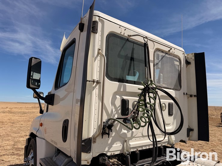2015-freightliner-cascadia-125-image-15
