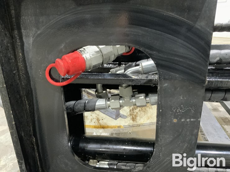 2025-massey-ferguson-730-image-12