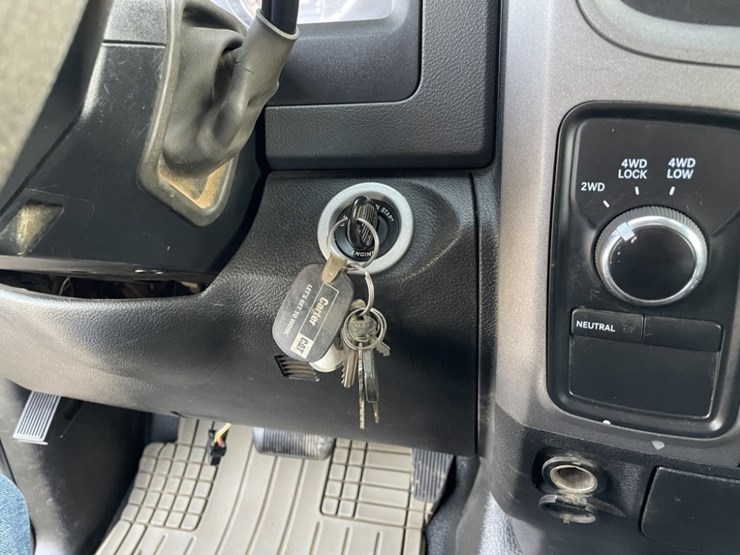 2014-ram-5500-crew-cab-4x4-flatbed-truck-image-20