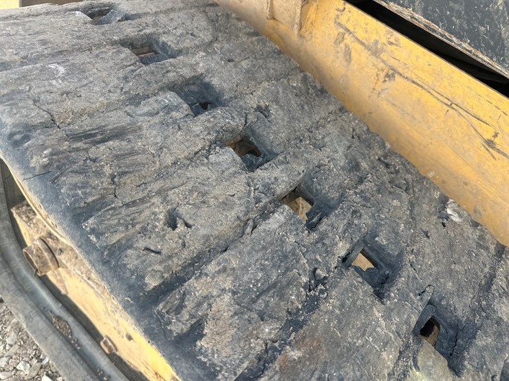 2017-caterpillar-239d-image-56