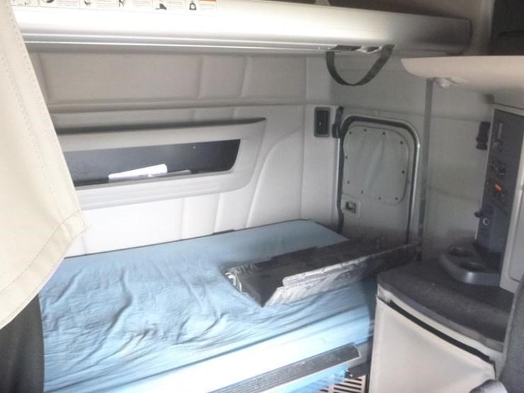 2024-peterbilt-579-image-14