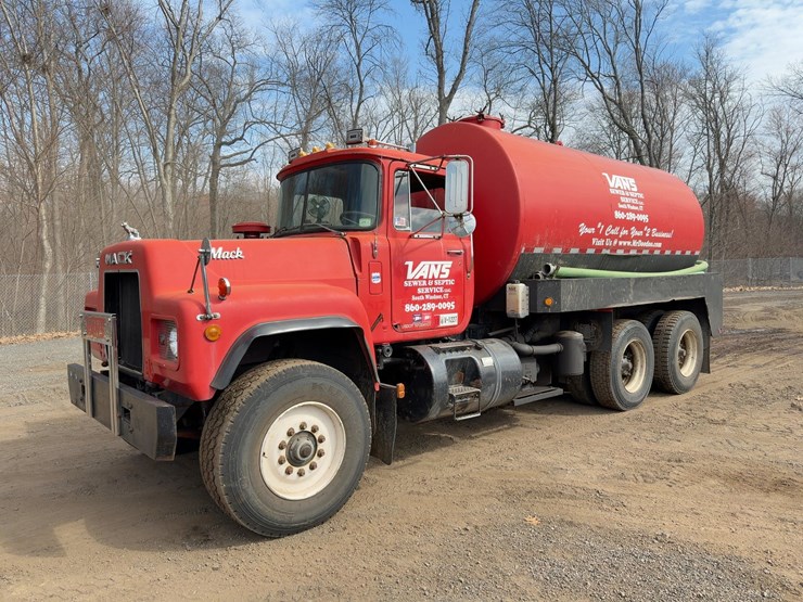 1983-mack-rd685s-image-1