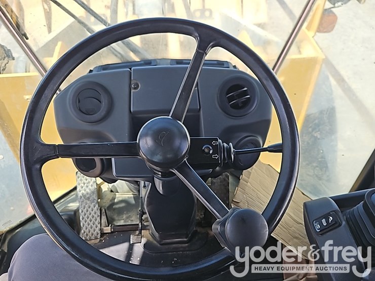 2017-deere-624k-image-30