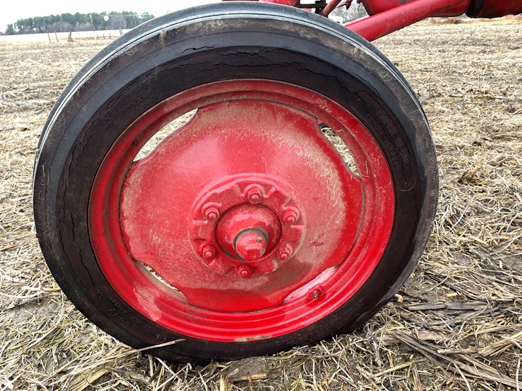 #108-•-mccormick-farmall-b-gas-tractor-image-26