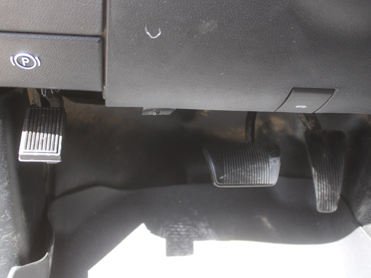 2015-dodge-3500-image-26