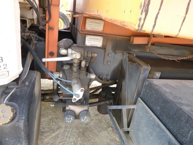 2001-freightliner-fl70-image-30