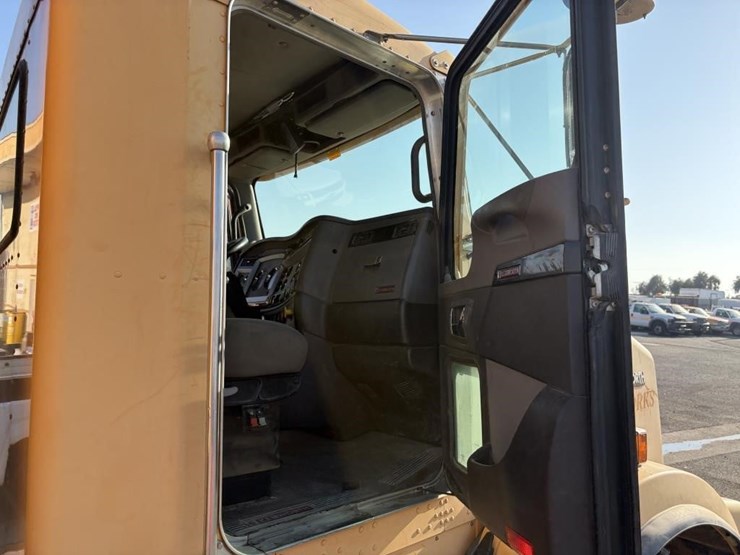 2009-kenworth-t800-image-11