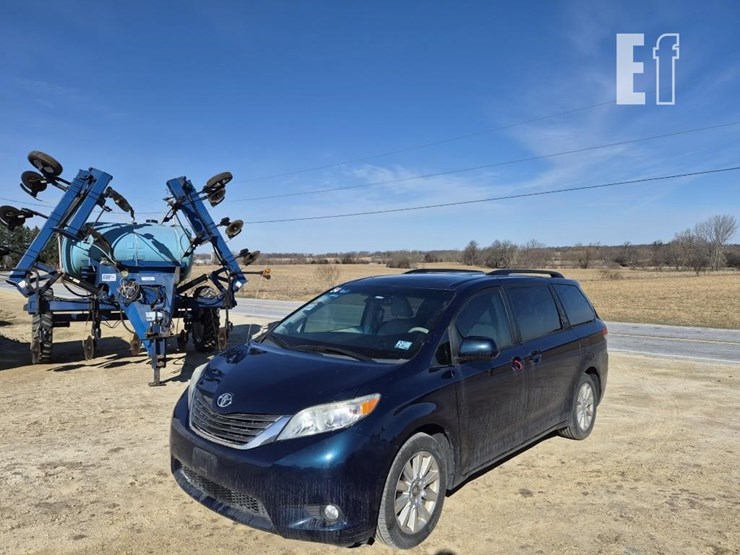 2011-toyota-sienna-image-2