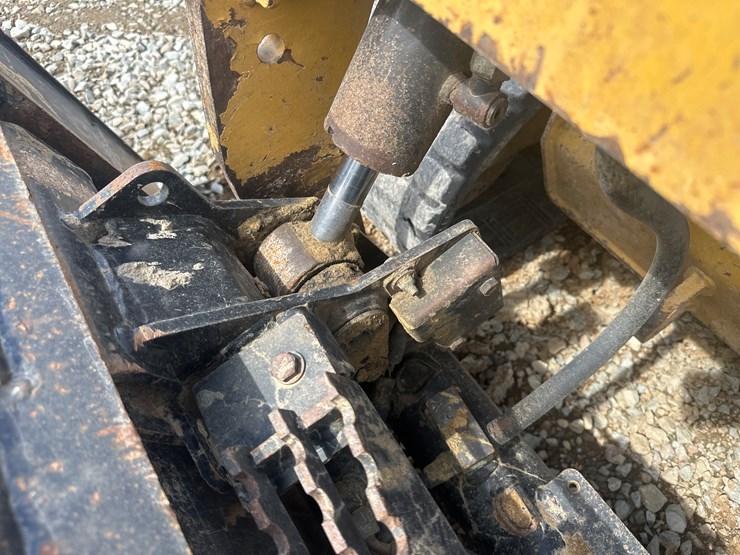 2017-caterpillar-239d-image-26