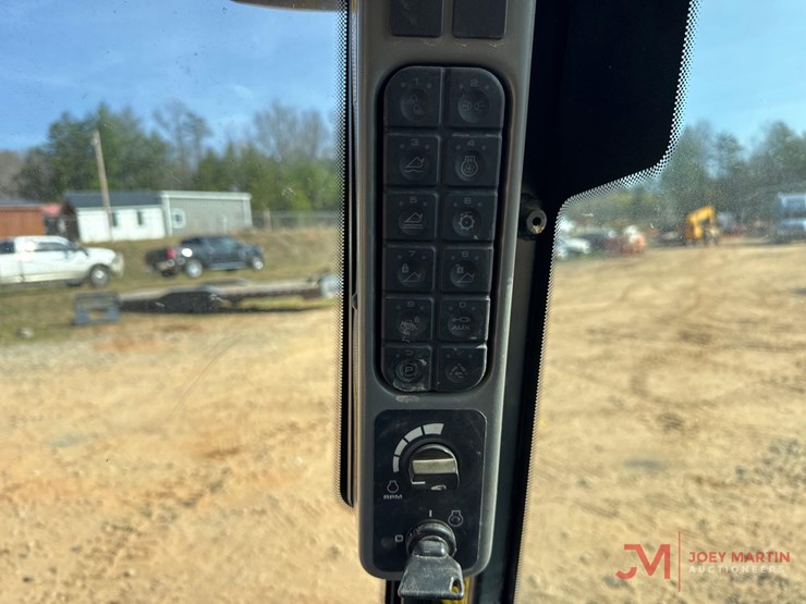 2023-jcb-2ts-7t-image-19