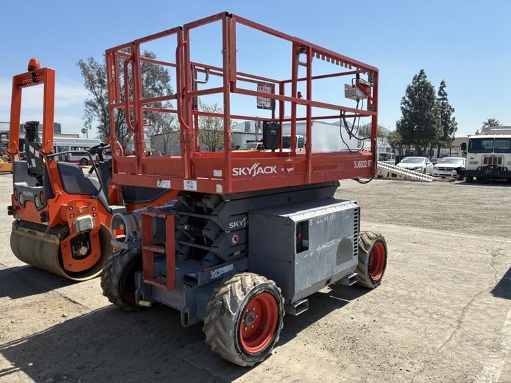 2014-skyjack-sj6832rt-image-3