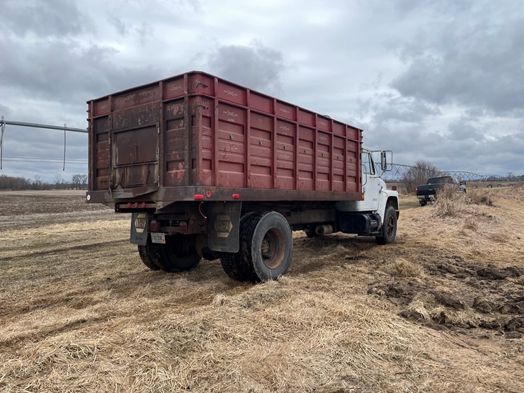#113-•-1982-international-1754-single-axle-grain-truck-(has-wi-title)-image-6
