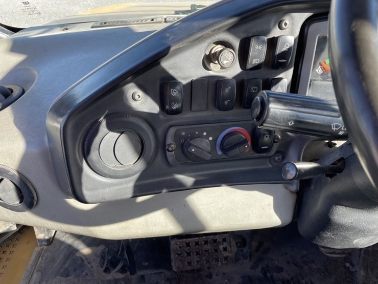 2013-caterpillar-740b-image-30