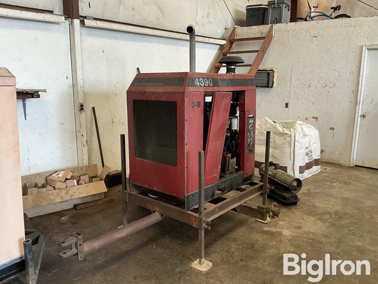 case-ih-4390-image-1