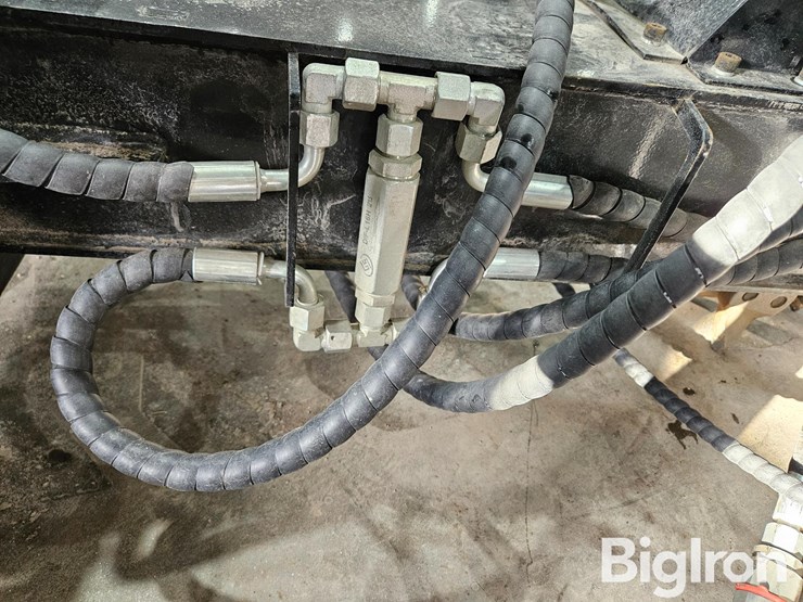 2025-massey-ferguson-730-image-19