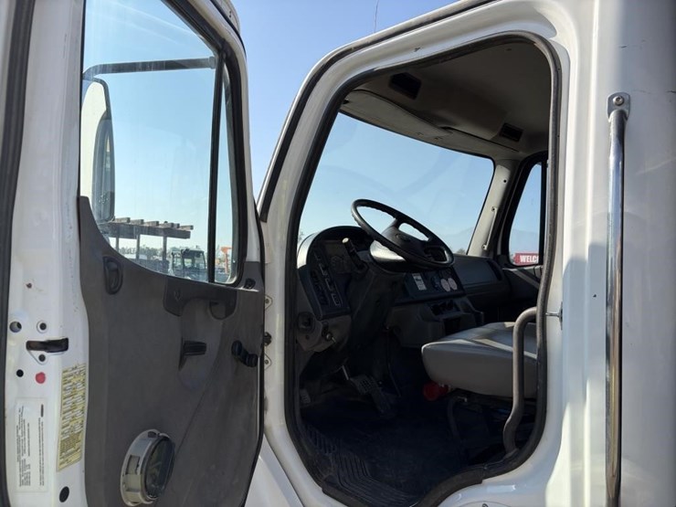 2018-freightliner-m2-106-image-12