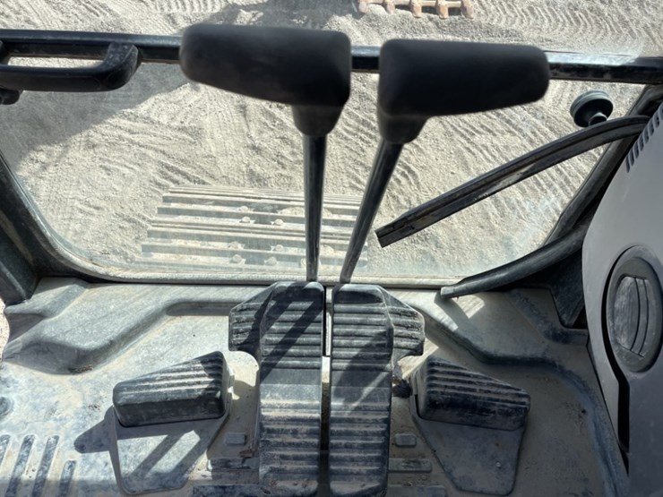 2013-komatsu-pc210-lc-10-image-48