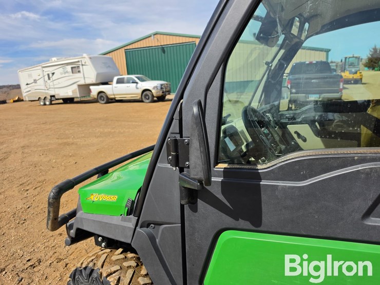 2021-john-deere-gator-image-15