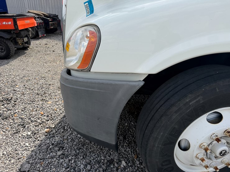 2018-freightliner-122sd-image-38