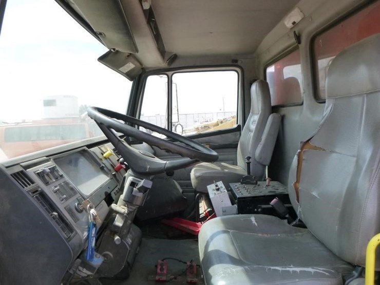 2001-freightliner-fl70-image-8