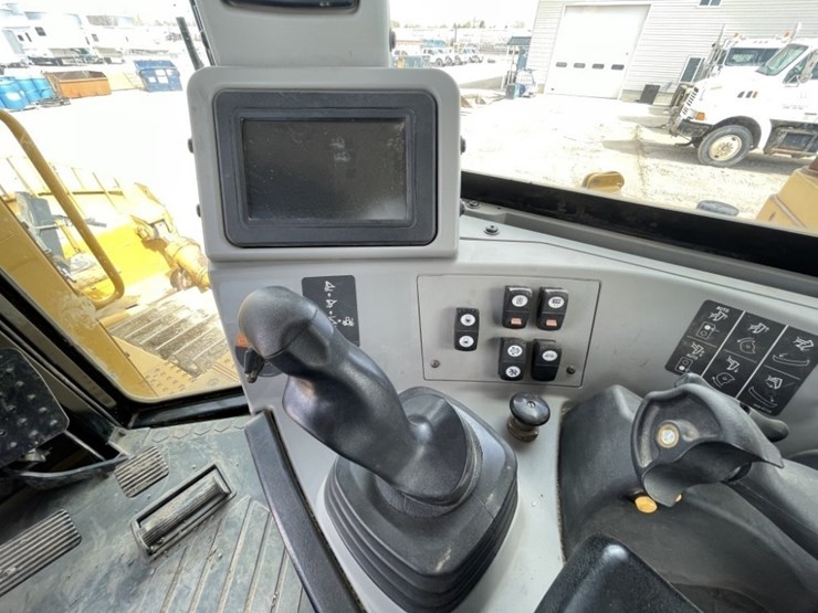 2015-caterpillar-d8t-image-53