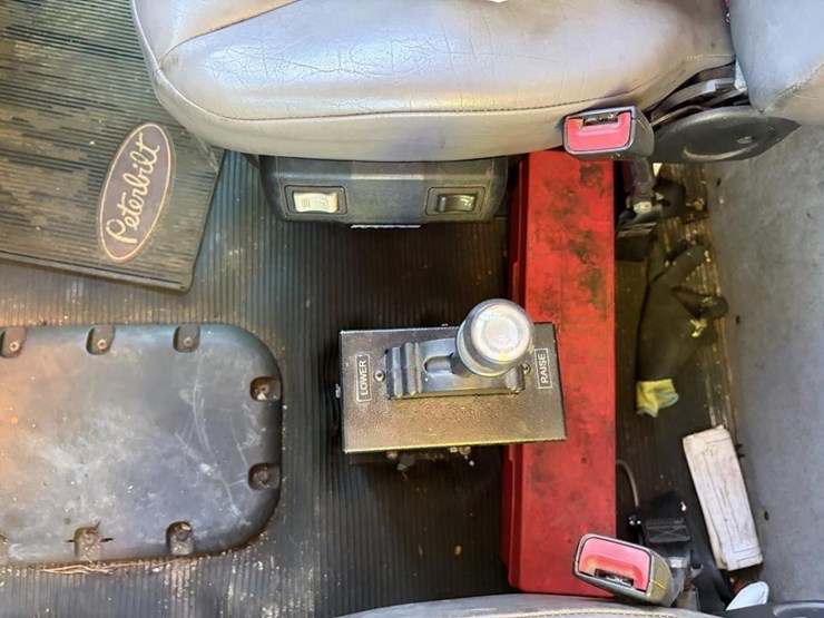 2015-peterbilt-365-image-17