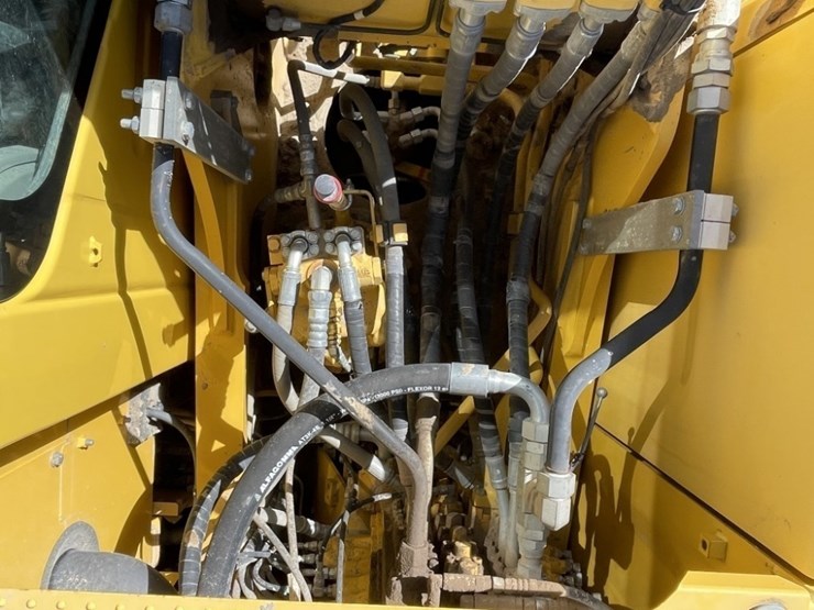 2013-komatsu-pc210-lc-10-image-38