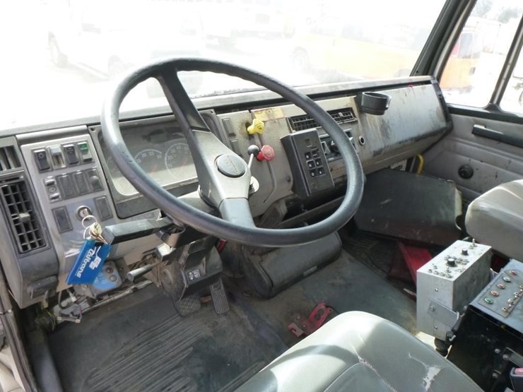 2001-freightliner-fl70-image-9