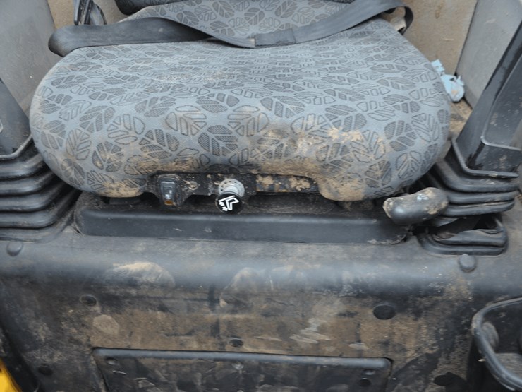 new-holland-l320-image-16