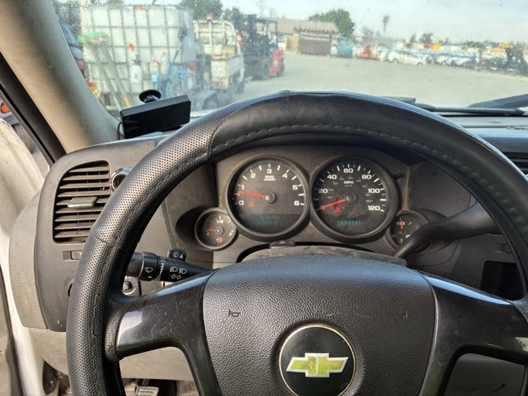 2011-chevrolet-silverado-1500-image-13