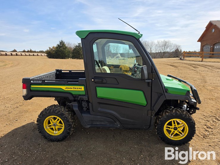2021-john-deere-gator-image-4