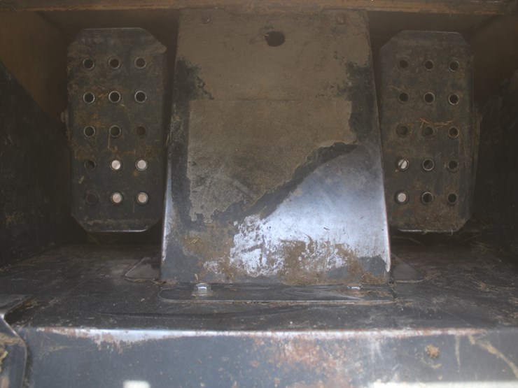 john-deere-325-image-35