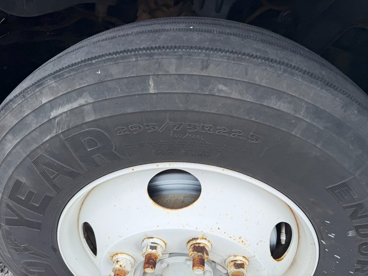 2018-freightliner-122sd-image-8