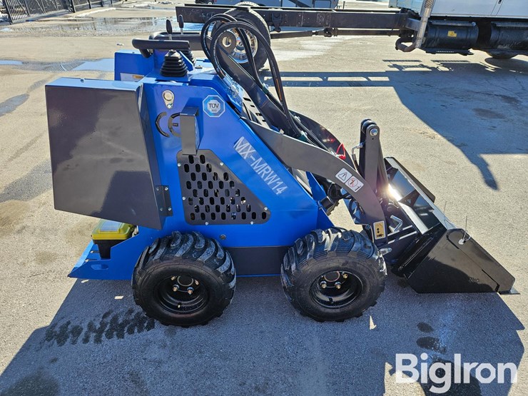 2025-massey-ferguson-730-image-4