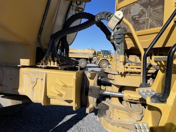 caterpillar-740-image-13