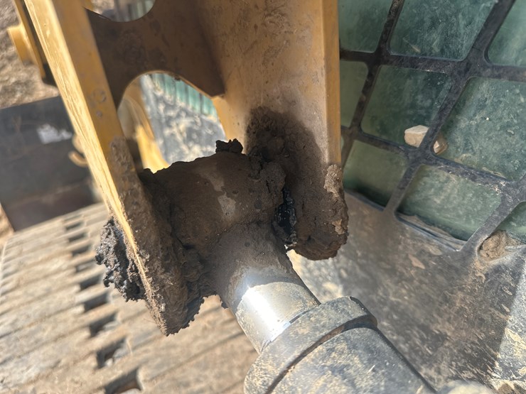 2017-caterpillar-239d-image-22