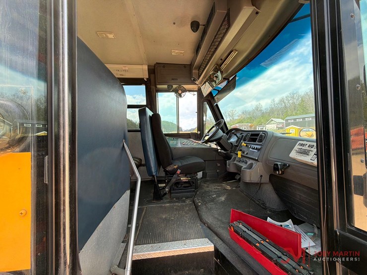 2008-thomas-saf-t-liner-c2-image-13