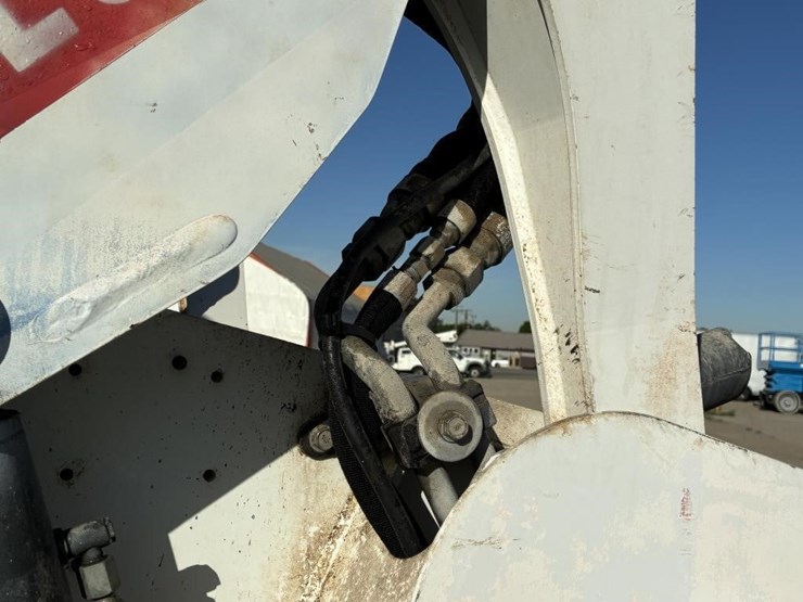 2017-bobcat-s570-image-11