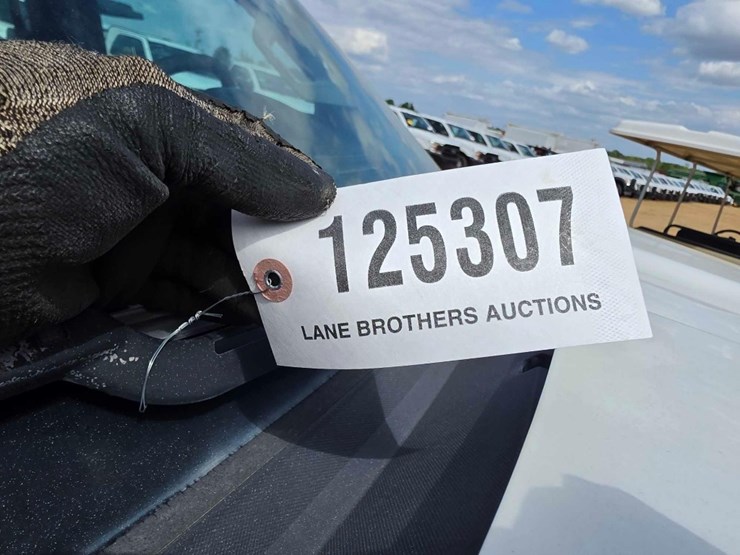 2015-chevrolet-silverado-3500-image-15