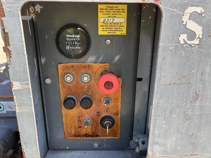 2014-skyjack-sj6832rt-image-15