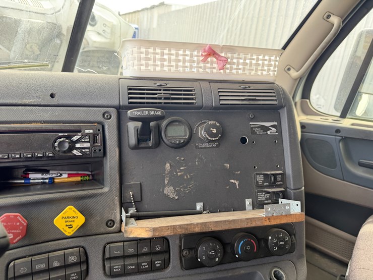 2018-freightliner-122sd-image-79