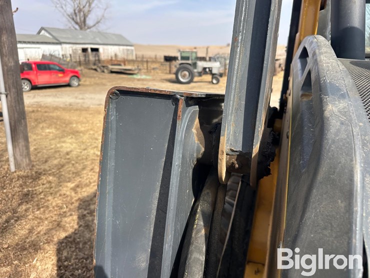 2015-deere-326e-image-18