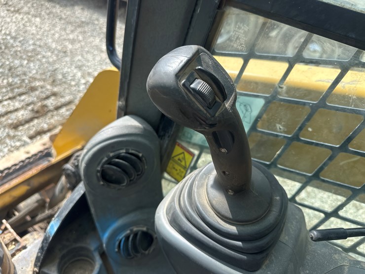 2017-caterpillar-239d-image-34