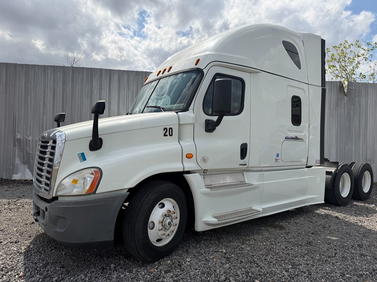 2018-freightliner-122sd-image-1