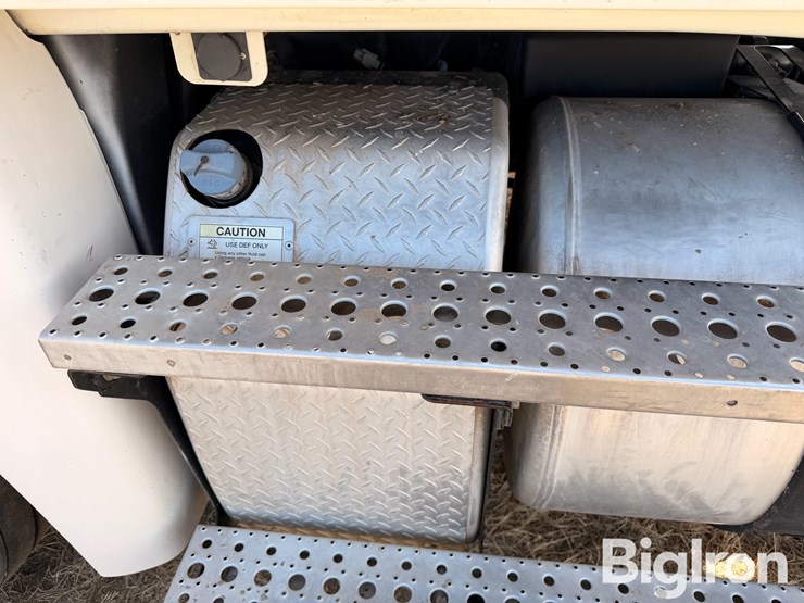 2015-freightliner-cascadia-125-image-19