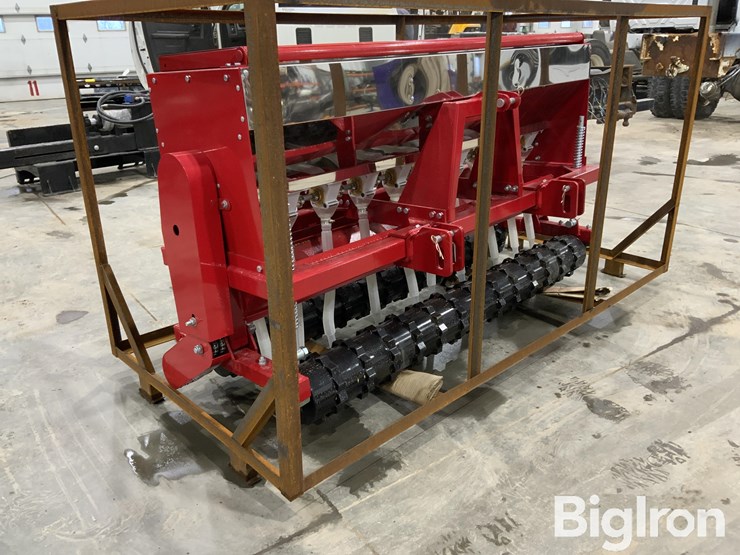 2025-massey-ferguson-730-image-3