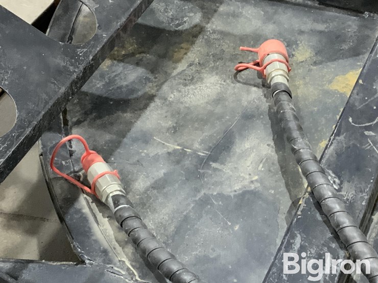 2025-massey-ferguson-730-image-17